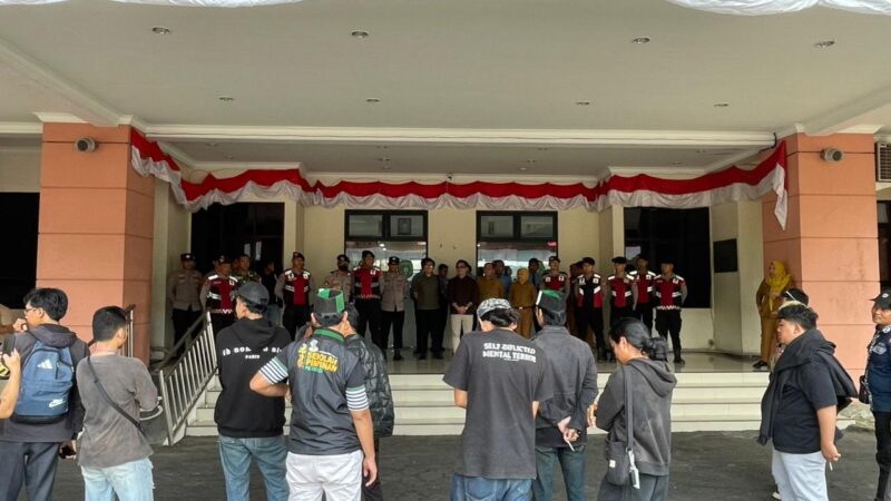 HMI Cabang Kutai Kartanegara melakukan aksi unjuk rasa Halaman Gedung DPRD Kutai Kartanegara (Latif/Eksposisi)