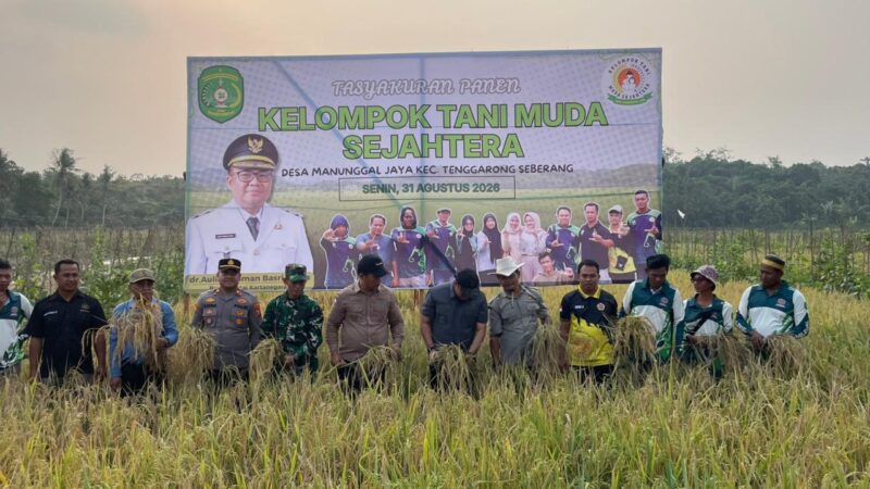 Bupati Kutai Kartanegara, Aulia Rahman Basri menghadiri panen raya dan silaturahmi bersama Kelompok Tani Muda Sejahtera (Latif/Eksposisi)