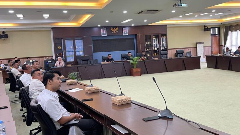 Rapat Dengar Pendapat di DPRD Kutai Kartanegara terkait persoalan plasma di Long Beleh (Latif/Eksposisi)