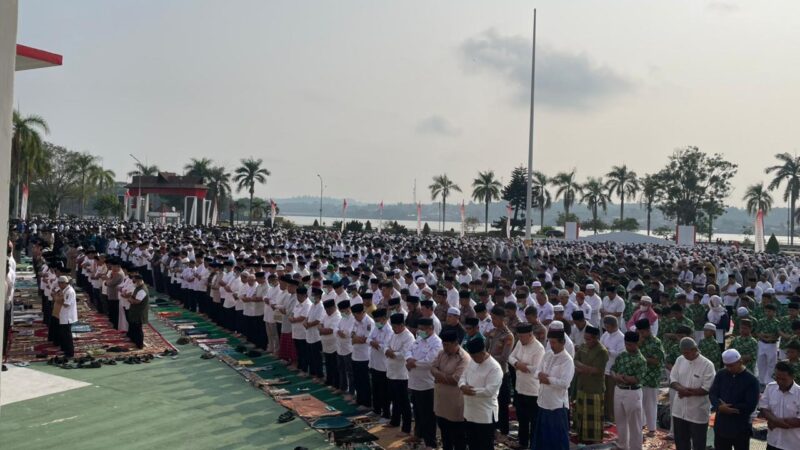 Salat Istiqa di Halaman Kantor Bupati Kutai Kartanegara (Latif/Eksposisi)