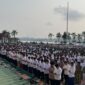 Salat Istiqa di Halaman Kantor Bupati Kutai Kartanegara (Latif/Eksposisi)