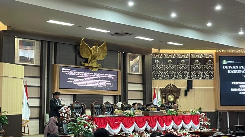 Sekretaris Daerah Kutai Kartanegara, Sungkono menympaikan Rancangan Perubahan KUA-PPAS APBD 2026 dalam Rapat Paripurna DPRD Kutai Kartanegara (Latif/Eksposisi)