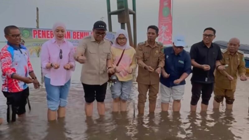 Bupati Kutai Kartanegara Aulia Rahman Basri saat melakukan penebaran benih padi di kawasan Danau Semayang (Istimewa)