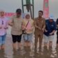 Bupati Kutai Kartanegara Aulia Rahman Basri saat melakukan penebaran benih padi di kawasan Danau Semayang (Istimewa)