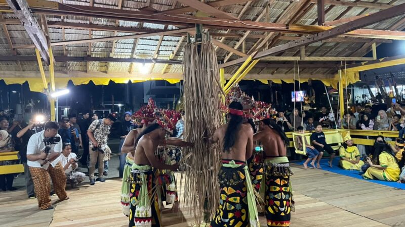 Ritual Merangin di Halaman Keraton Kesultanan Kutai Kartanegara  Ing Martadipura (Latif/Eksposisi)