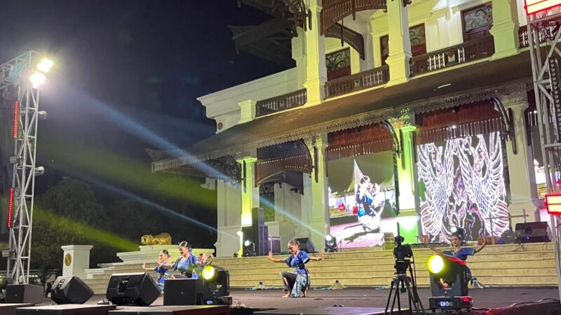 Penampilan Pentas Seni di Halaman Kedaton Kesultanan Kutai Kartanegara Ing Martadipura (Latif/Eksposisi)