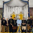 Foto bersama usai pemberian gelar dari Kesultanan Kutai Kartanegara Ing Martadipura kepada Anggota Badan Pemeriksa Keuangan (BPK) RI Fathan Subchi (Latif/Eksposisi)