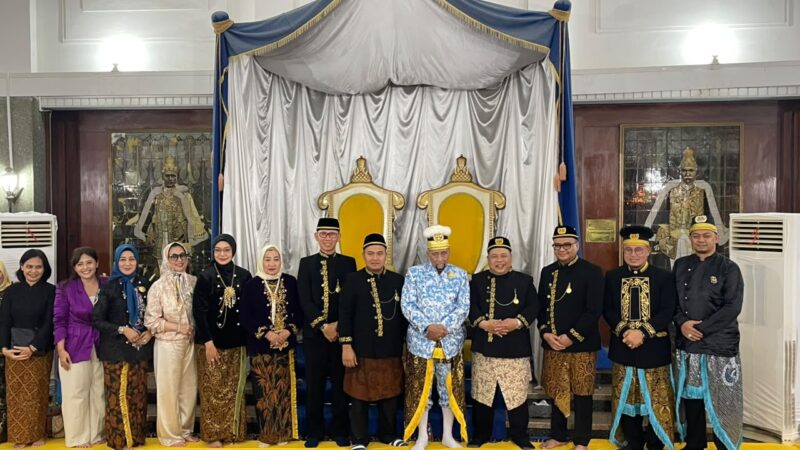Foto bersama usai pemberian gelar dari Kesultanan Kutai Kartanegara Ing Martadipura kepada Anggota Badan Pemeriksa Keuangan (BPK) RI Fathan Subchi (Latif/Eksposisi)