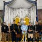 Foto bersama usai pemberian gelar dari Kesultanan Kutai Kartanegara Ing Martadipura kepada Anggota Badan Pemeriksa Keuangan (BPK) RI Fathan Subchi (Latif/Eksposisi)