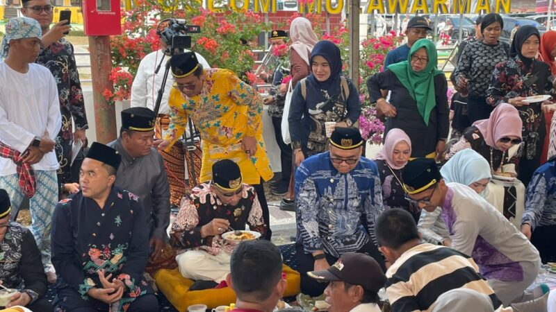 Suasana Beseprah dalam rangkaian Erau Adat Kutai 2026 di kawasan Keraton Kesultanan Kutai Kartanegara Ing Martadipura (Latif/Eksposisi)