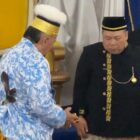 Sultan Kutai Kartanegara Ing Martadipura Aji Muhammad Arifin memberikan gelar Pangeran Kelana Panjiwira kepada Anggota BPK RI Fathan Subchi (Latif/Eksposisi)