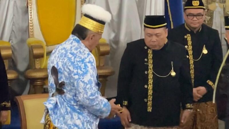 Sultan Kutai Kartanegara Ing Martadipura Aji Muhammad Arifin memberikan gelar Pangeran Kelana Panjiwira kepada Anggota BPK RI Fathan Subchi (Latif/Eksposisi)