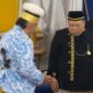 Sultan Kutai Kartanegara Ing Martadipura Aji Muhammad Arifin memberikan gelar Pangeran Kelana Panjiwira kepada Anggota BPK RI Fathan Subchi (Latif/Eksposisi)