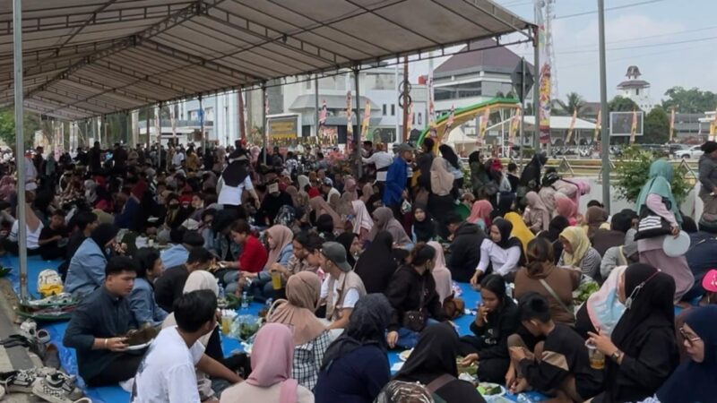 Suasana Beseprah dalam rangkaian Erau Adat Kutai 2026 di kawasan Keraton Kesultanan Kutai Kartanegara Ing Martadipura (Latif/Eksposisi)