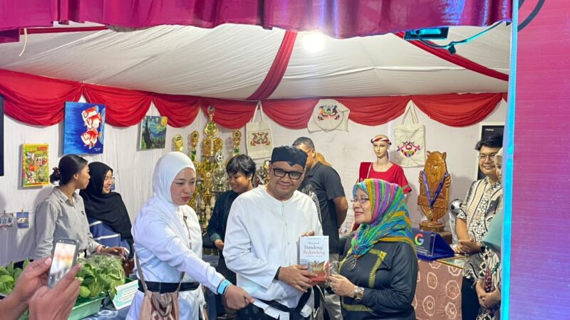 Bupati Kutai Kartanegara Aulia Rahman Basri meninjau stan Expo Pendidikan rangkaian Erau Adat Kutai 2026 (Latif/Eksposisi)
