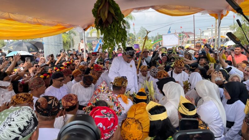 Sultan Kutai Kartanegara Ing Martadipura Sultan Adji Mohammad Arifin melaksanakan prosesi ritual pada puncak Erau Adat Kutai 2026 (Latif/Eksposisi)