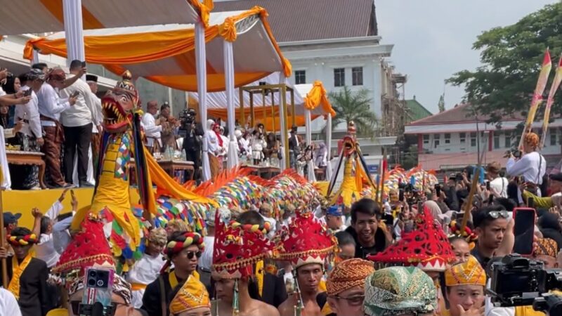 Prosesi Ngulur Naga dalam rangkaian Erau Adat Kutai Tahun 2026 (Latif/Eksposisi)