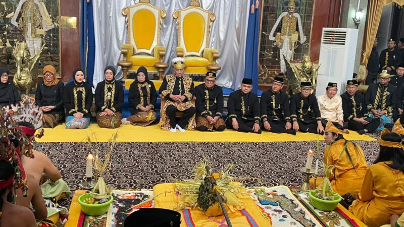 Prosesi Merebahkan Pinang Ayu dalam rangkaian Erau Adat Kutai Tahun 2026 (Latif/Eksposisi)
