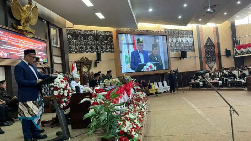 Bupati Kukar Aulia Rahman Basri berpidato dalam Rapat Paripurna Istimewa DPRD Kukar dengan agenda Peringatan HUT ke-244 Tenggarong (Latif/Eksposisi)