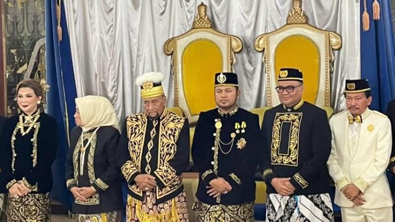 Foto bersama usai prosesi Bepelas VII rangkaian Erau Adat Kutai 2026 (Latif/Eksposisi)