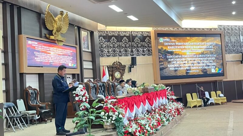 Sekda Kutai Kartanegara Sunggono menyampaikan Nota Keuangan Rancangan Perubahan Anggaran Pendapatan dan Belanja Daerah 2026 di Rapat Paripurna DPRD Kutai Kartanegara (Latif/Eksposisi)