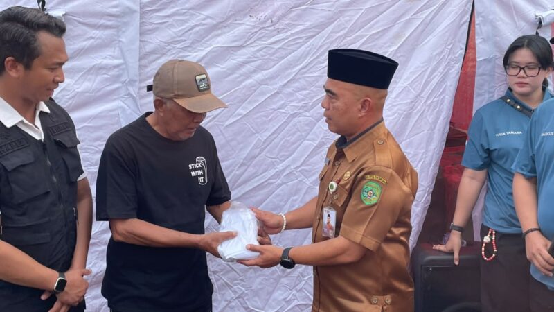 Penyerahan bantuan untuk korban kebakaran di Tenggarong (Latif/Eksposisi)