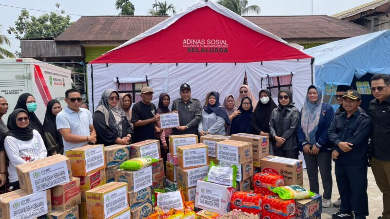 DPRD Kutai Kartanegara menyerahkan bantuan kepada korban kebakaran di Kelurahan Melayu Tenggarong (Latif/Eksposisi)