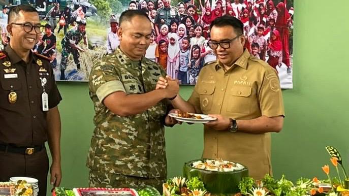 Bupati Kutai Kartanegara Aulia Rahman Basri bersama Dandim 0906/KKR Letkol Arm Benny Budiman (Latif/Eksposisi)