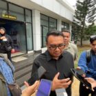 Bupati Kutai Kartanegara Aulia Rahman Basri saat diwawancara awak media (Latif/Eksposisi)