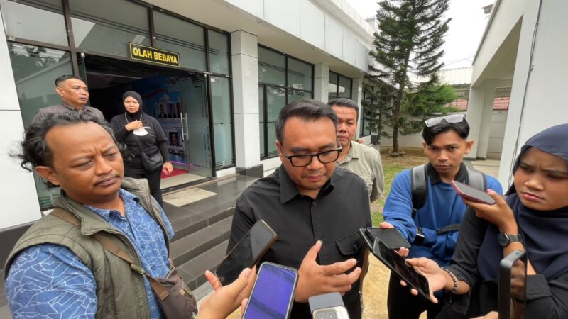 Bupati Kutai Kartanegara Aulia Rahman Basri saat diwawancara awak media (Latif/Eksposisi)