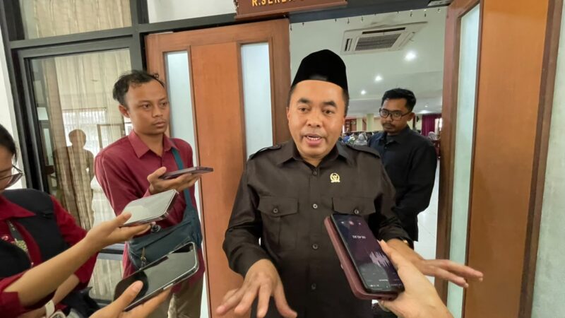 Ketua DPRD Kutai Kartanegara Ahmad Yani saat diwawancara awak media (Latif/Eksposisi)
