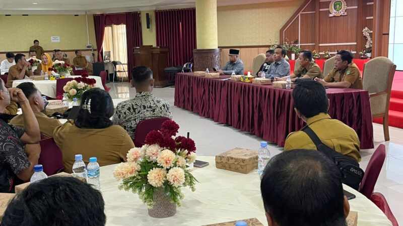 BKPSDM Kutai Kartanegara menerima notulensi hasil kunjungan Komisi I DPRD Kukar ke Badan Kepegawaian Negara (Latif/Eksposisi)