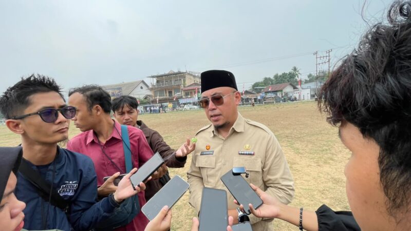 Kepala Dinas Pendidikan dan Kebudayaan Kutai Kartanegara Heriansyah saat diwawancara awak media (Latif/Eksposisi)
