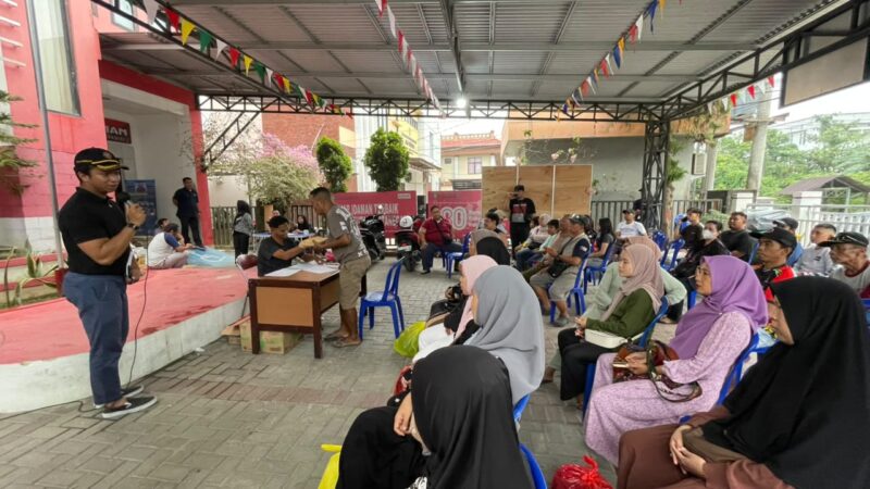 Penyaluran hasil donasi  korban kebakaran di Kelurahan Melayu  Kecamatan Tenggarong (Latif/Eksposisi)