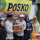 Penyerahan bantuan di Posko Penanggulangan Bencana Kelurahan Loa Ipuh  Kecamatan Tenggarong (Latif/Eksposisi)