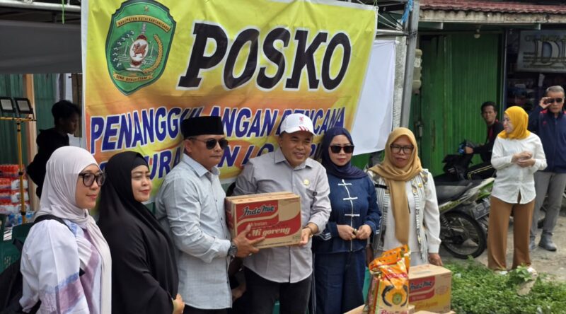 Penyerahan bantuan di Posko Penanggulangan Bencana Kelurahan Loa Ipuh  Kecamatan Tenggarong (Latif/Eksposisi)