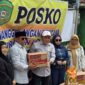 Penyerahan bantuan di Posko Penanggulangan Bencana Kelurahan Loa Ipuh  Kecamatan Tenggarong (Latif/Eksposisi)