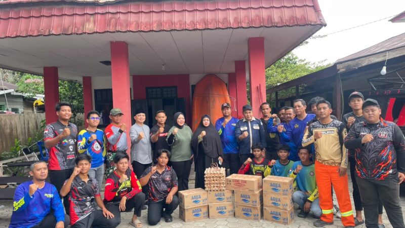 Penyerahan bantuan logistik kepada relawan Balakencana Kelurahan Sukarame Tenggarong (Latif/Eksposisi)