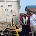 Bupati Kutai Kartanegara Aulia Rahman Basri meninjau lokasi kebakaran di Kelurahan Loa Ipuh Kecamatan Tenggarong (Latif/Eksposisi)
