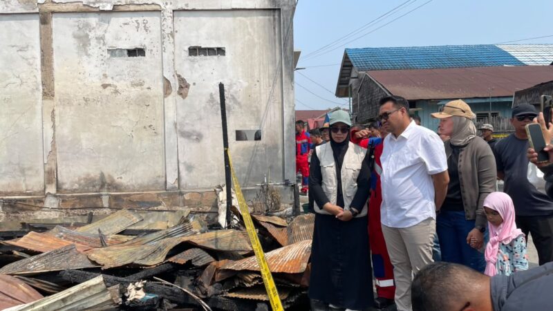 Bupati Kutai Kartanegara Aulia Rahman Basri meninjau lokasi kebakaran di Kelurahan Loa Ipuh Kecamatan Tenggarong (Latif/Eksposisi)