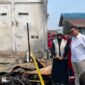 Bupati Kutai Kartanegara Aulia Rahman Basri meninjau lokasi kebakaran di Kelurahan Loa Ipuh Kecamatan Tenggarong (Latif/Eksposisi)
