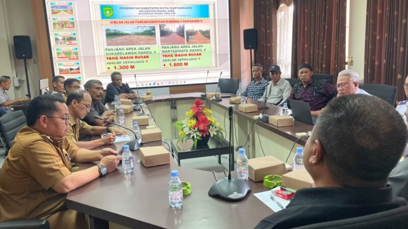 Rapat Dengar Pendapat di DPRD Kutai Kartanegara terkait permasalahan jalan di Kecamatan Muara Jawa (Latif/Eksposisi)