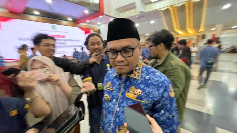 Bupati Kutai Kartanegara Aulia Rahman Basri saat diwawancara awak media (Latif/Eksposisi)