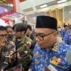 Bupati Kutai Kartanegara Aulia Rahman Basri saat diwawancara awak media (Latif/Eksposisi)