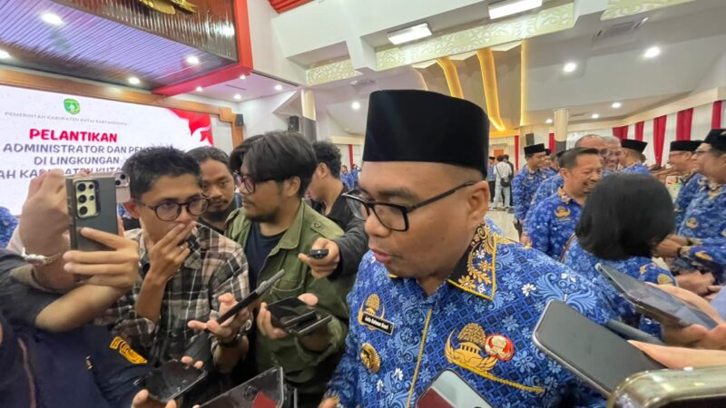 Bupati Kutai Kartanegara Aulia Rahman Basri saat diwawancara awak media (Latif/Eksposisi)