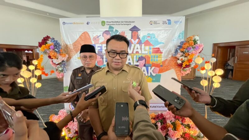 Bupati Kutai Kartanegara Aulia Rahman Basri saat diwawancara awak media (Latif/Eksposisi)
