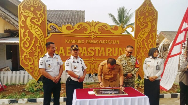Penandatanganan prasasti peresmian SAE Pastarung Lapas Kelas IIA Tenggarong (Latif/Eksposisi)