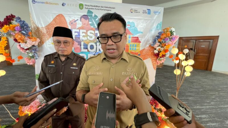 Bupati Kutai Kartanegara Aulia Rahman Basri saat diwawancara awak media (Latif/Eksposisi)